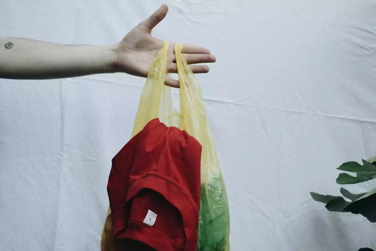 Una bolsa con ropa de segunda mano Una bolsa con ropa de segunda mano