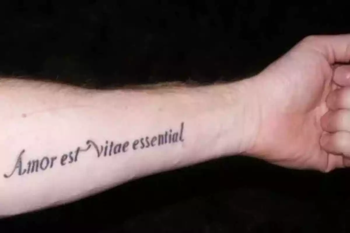 Diseño tatuaje con frase en latín Diseño tatuaje con frase en latín