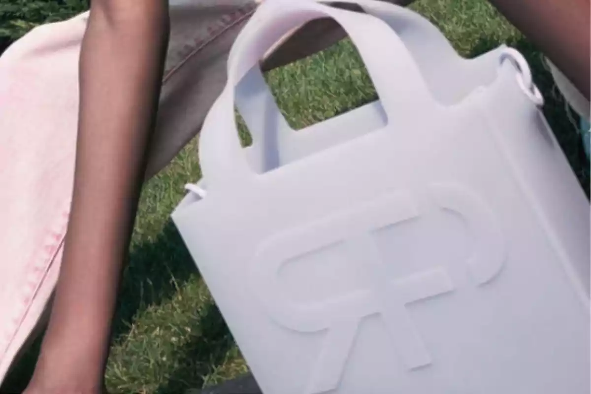 El bolso blanco de Parfois que se puede encontrar en su web