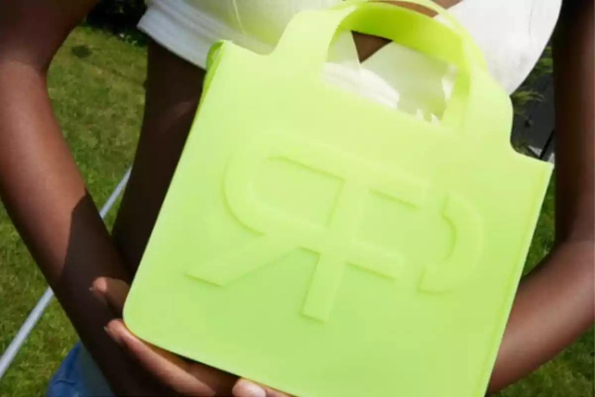 La versión verde del bolso exclusivo de la web de Parfois