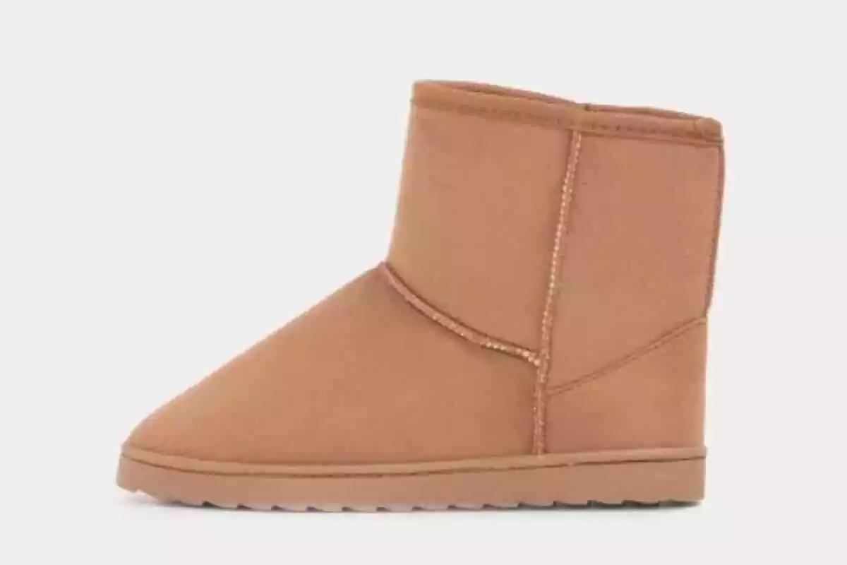 botas para invierno de carrefour en un fondo gris botas para invierno de carrefour en un fondo gris