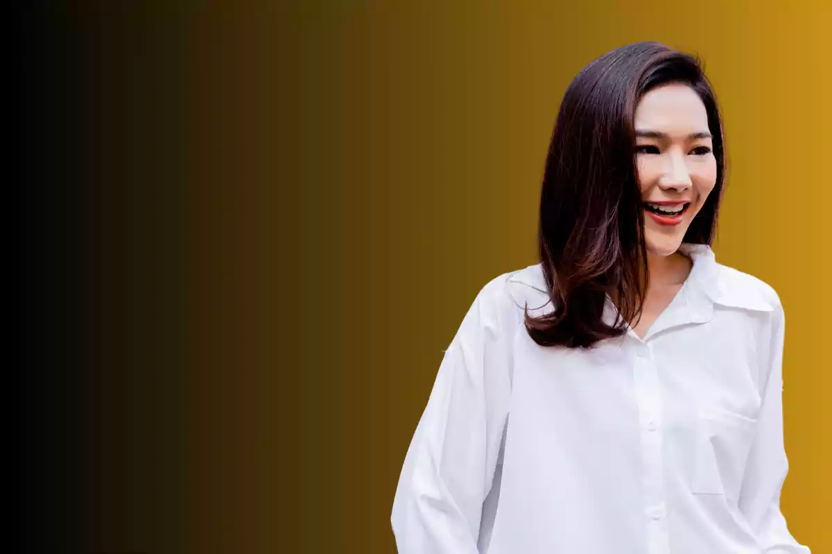 mujer con un look hecho con una camisa blanca mujer con un look hecho con una camisa blanca