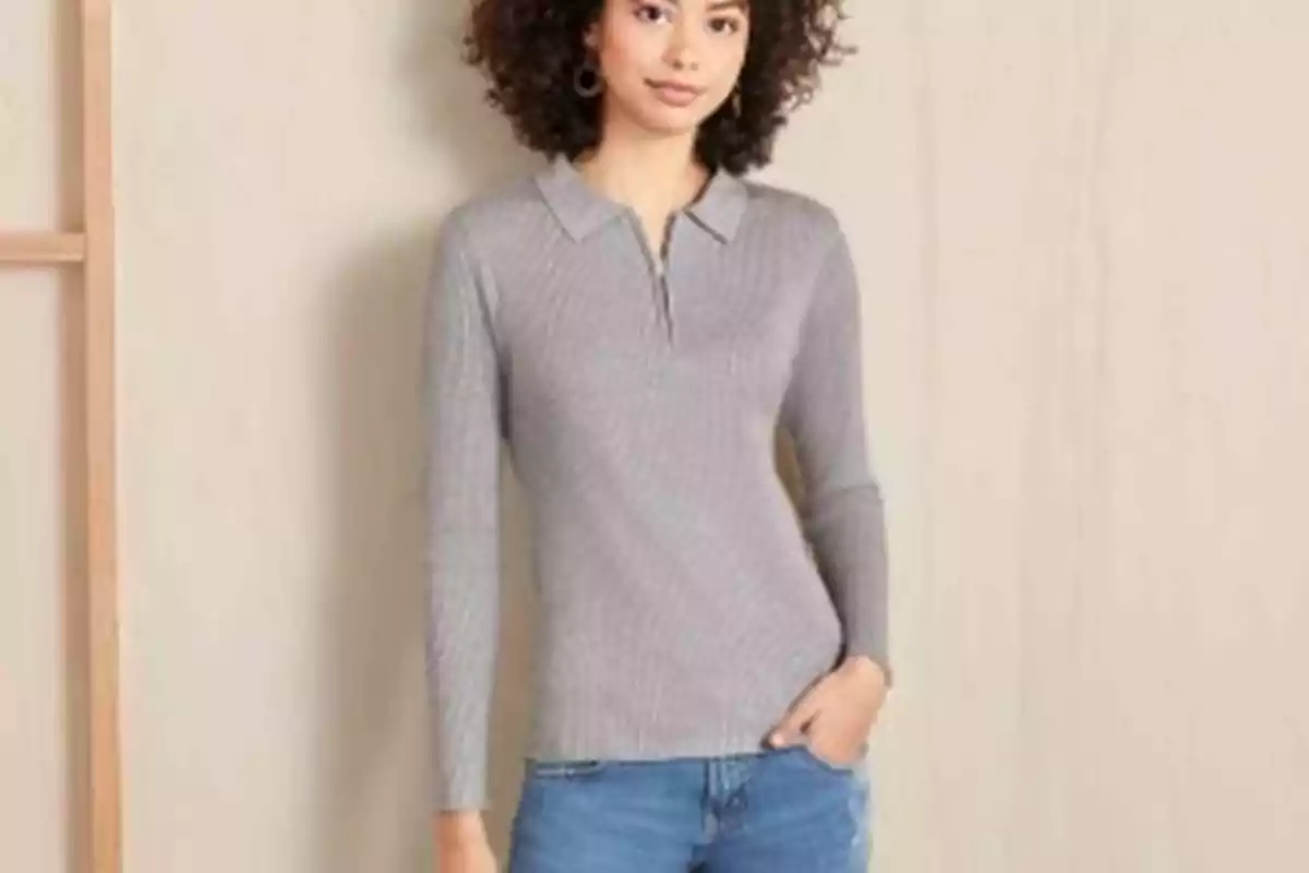 Mujer con camiseta de manga larga gris con cuello Mujer con camiseta de manga larga gris con cuello