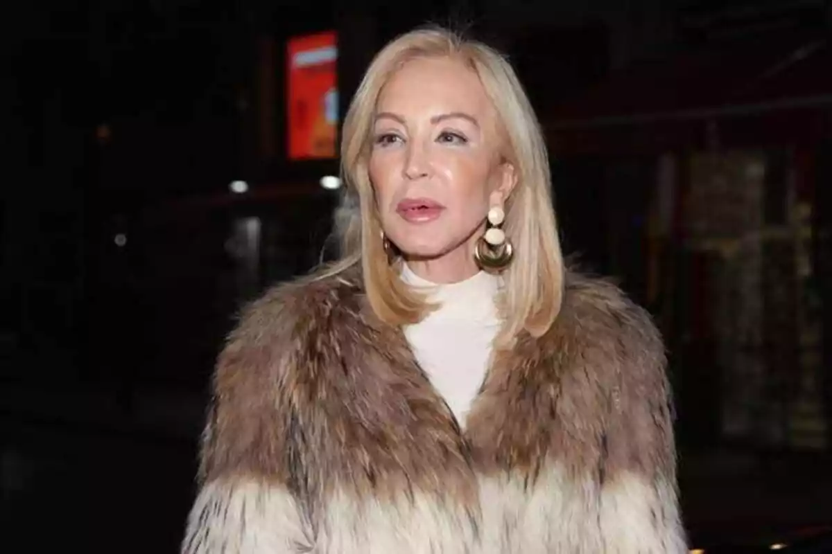 Carmen Lomana en la calle con cara de sorprendida