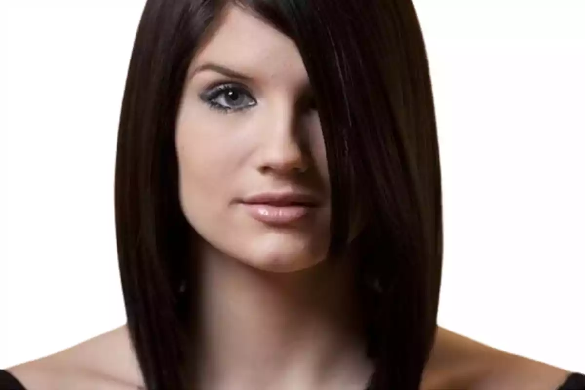 Una mujer con un corte Bob muy marcado Una mujer con un corte Bob muy marcado