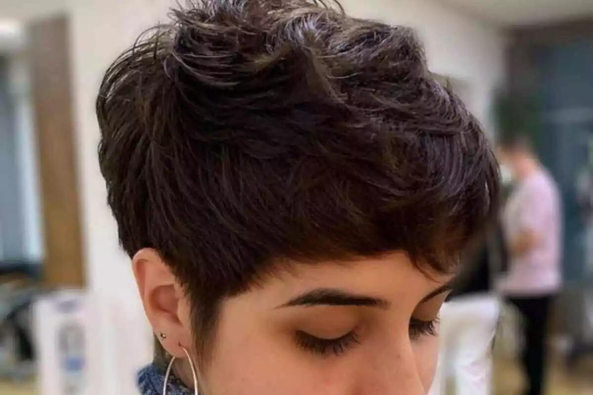 Mujer con corte de pelo rizado Mujer con corte de pelo rizado