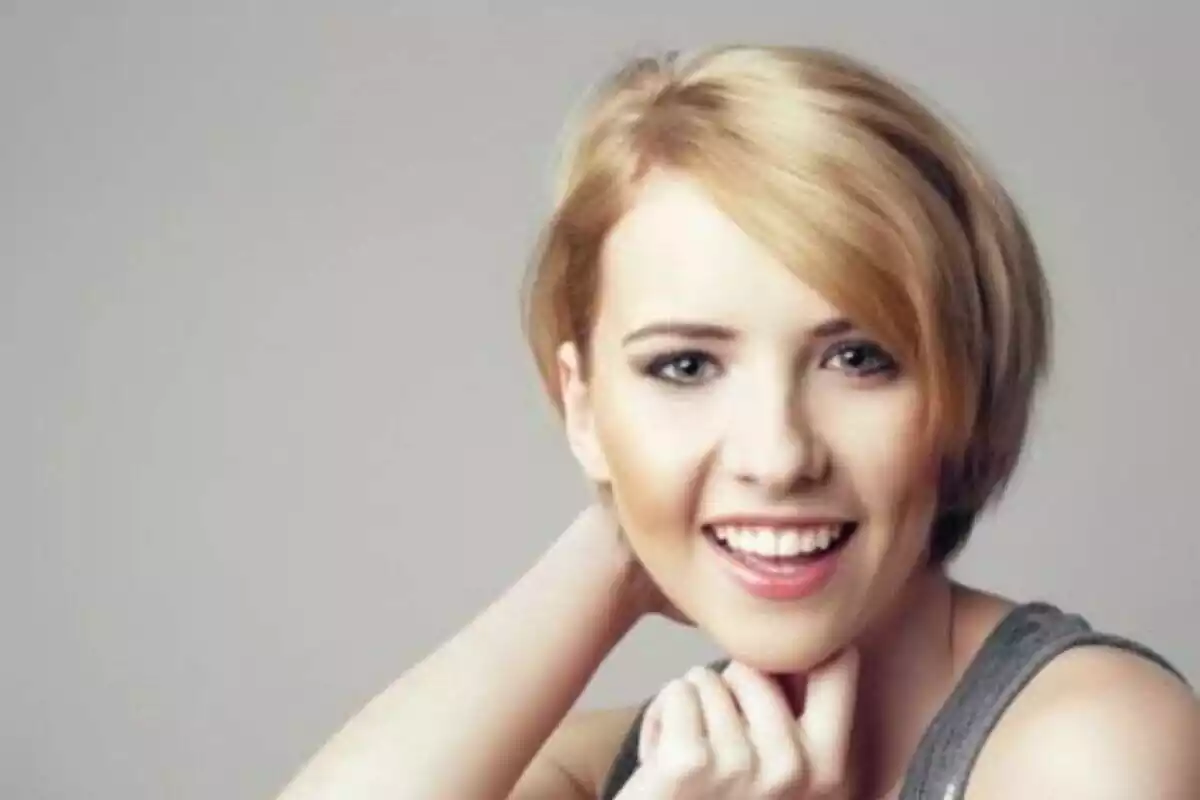 Mujer con corte de pelo bob Mujer con corte de pelo bob