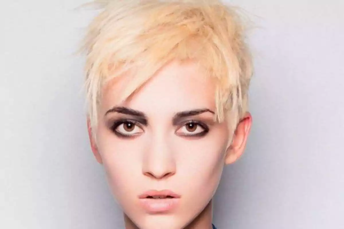 Mujer rubia pelo corto tipo garçon Mujer rubia pelo corto tipo garçon