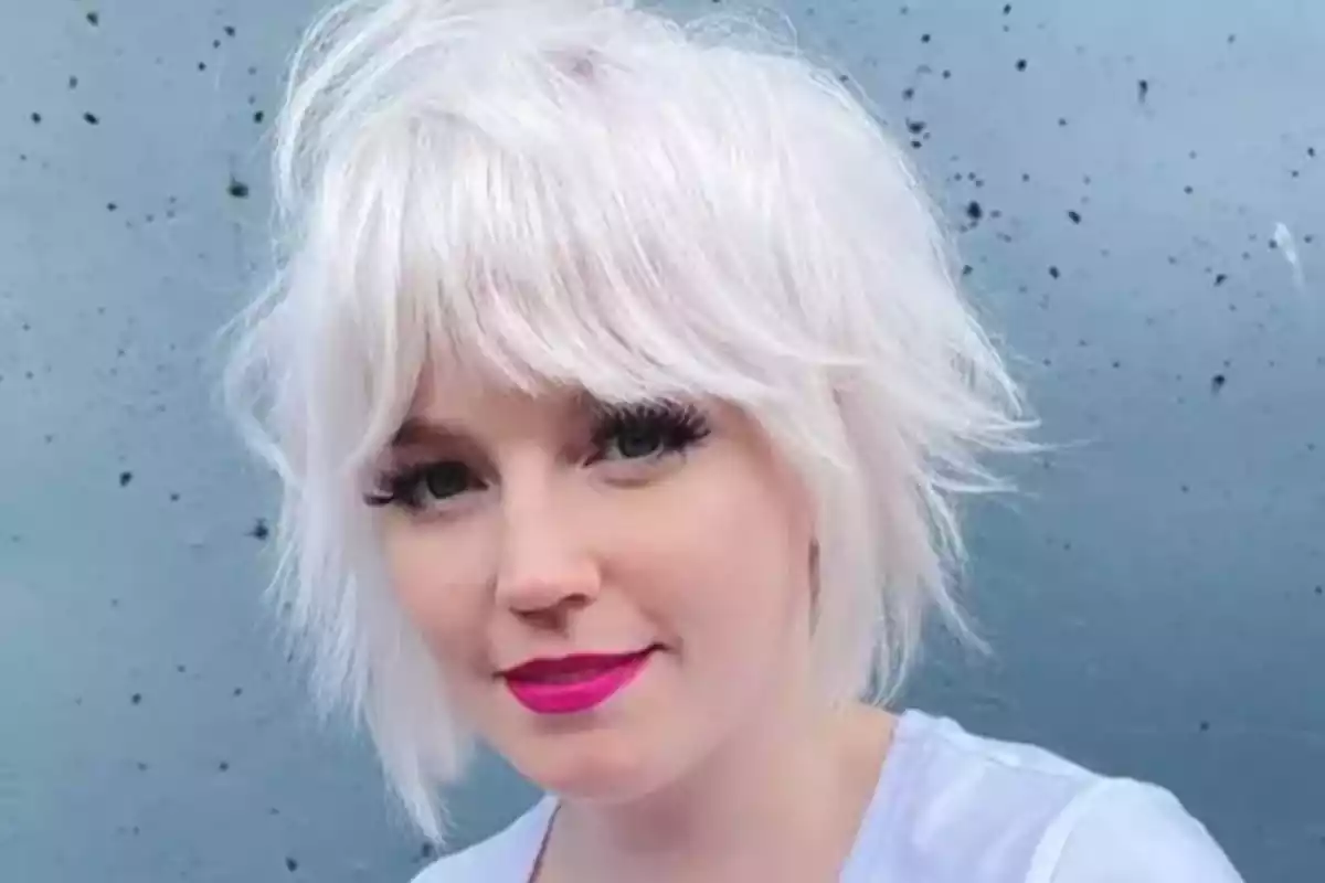 Mujer con corte de pelo shaggy corto Mujer con corte de pelo shaggy corto