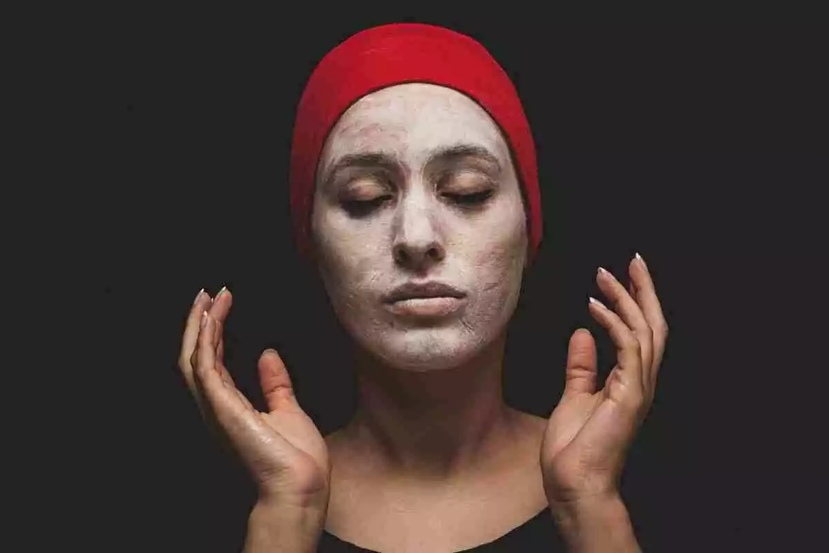 Mujer haciéndose una mascarilla facial Mujer haciéndose una mascarilla facial