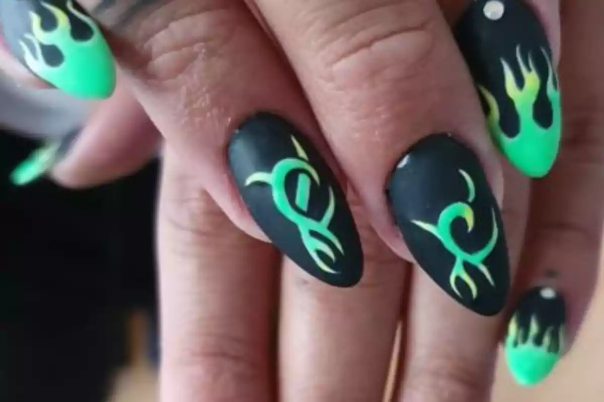 Unas uñas negras con dibujos en verde fosforito Unas uñas negras con dibujos en verde fosforito