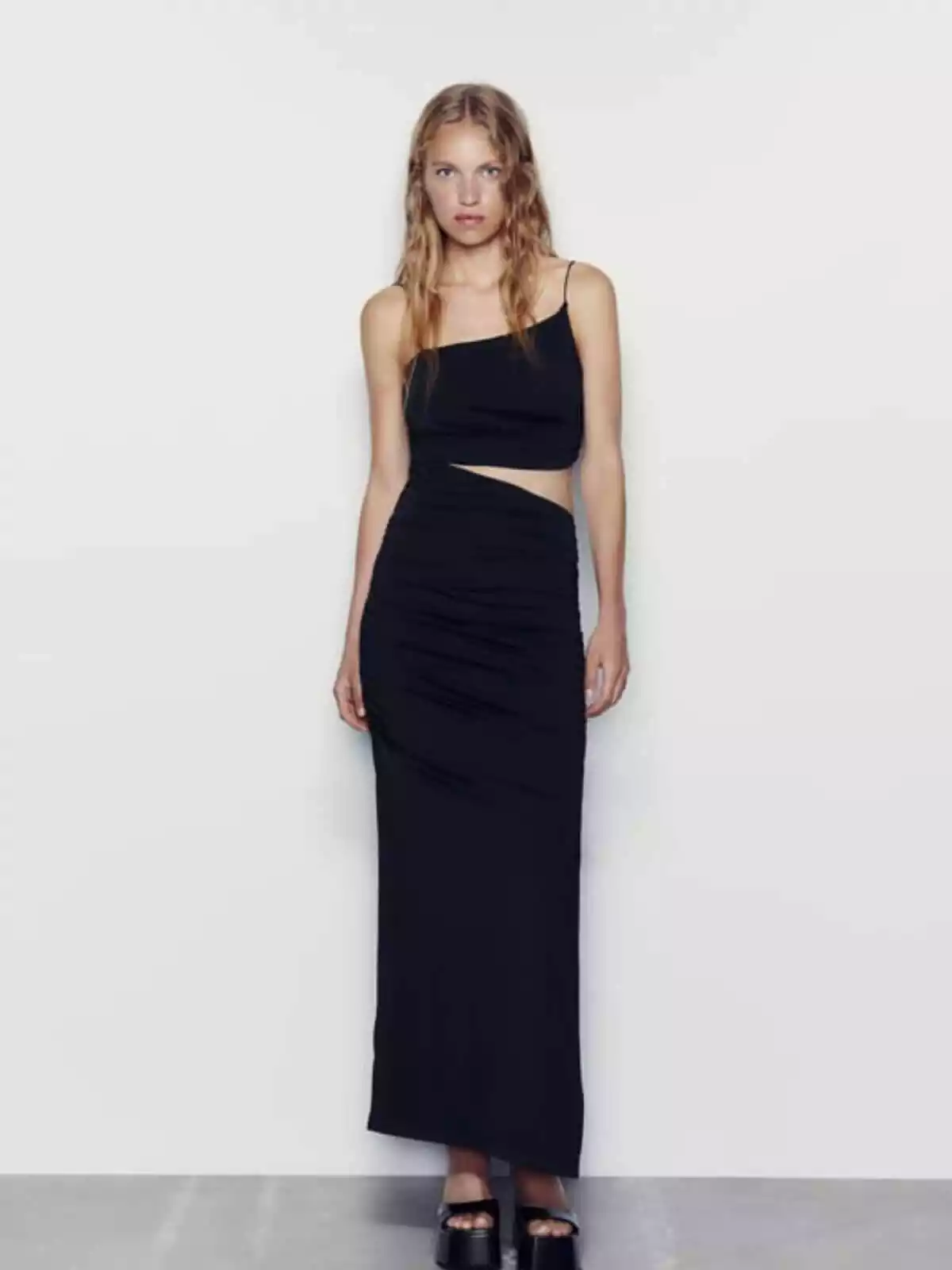 Modelo de zara llevando vestido negro de la firma con fondo blanco Modelo de zara llevando vestido negro de la firma con fondo blanco