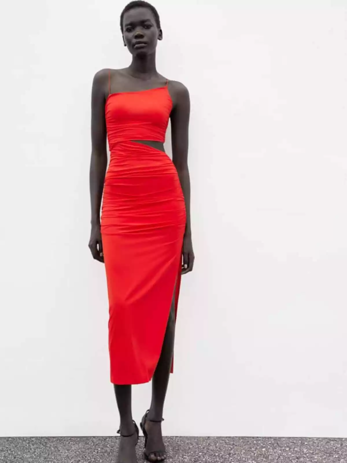 Foto de una modelo de Zara con un vestido rojo de la firma con detalle Foto de una modelo de Zara con un vestido rojo de la firma con detalle