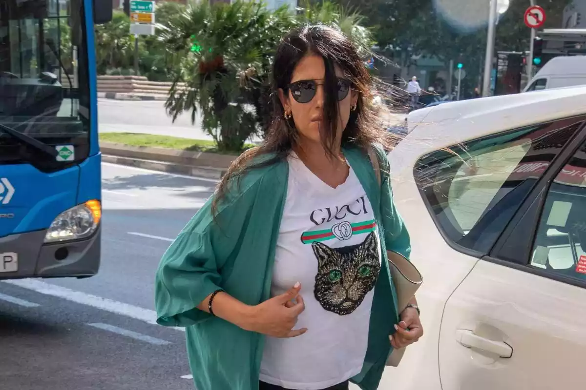 Gabriela Guillén con gafas de sol al lado de un taxi acudiendo al hospital