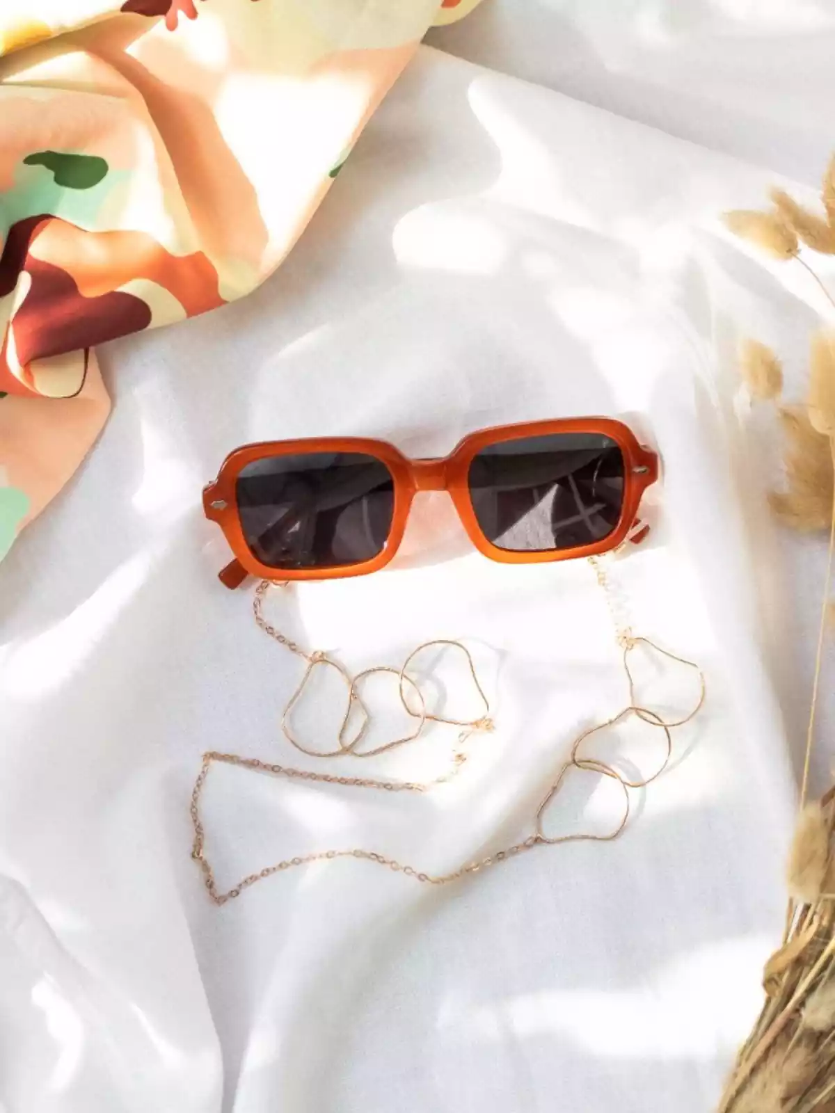 Gafas de sol de pasta naranja con lente negra y tiene una cadena dorada fina Gafas de sol de pasta naranja con lente negra y tiene una cadena dorada fina