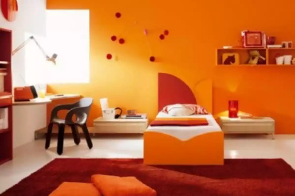 Una habitación naranja con toques rojos Una habitación naranja con toques rojos