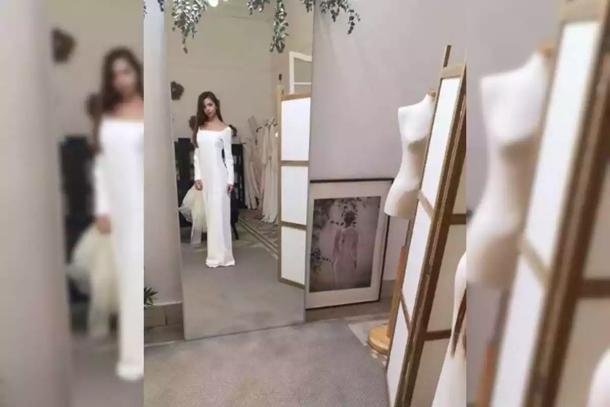 Instastory antiguo de Natalia Almarcha reflejada en un espejo con un vestido de boda ajustado, blanco y largo, sin velo y el pelo largo y castaño