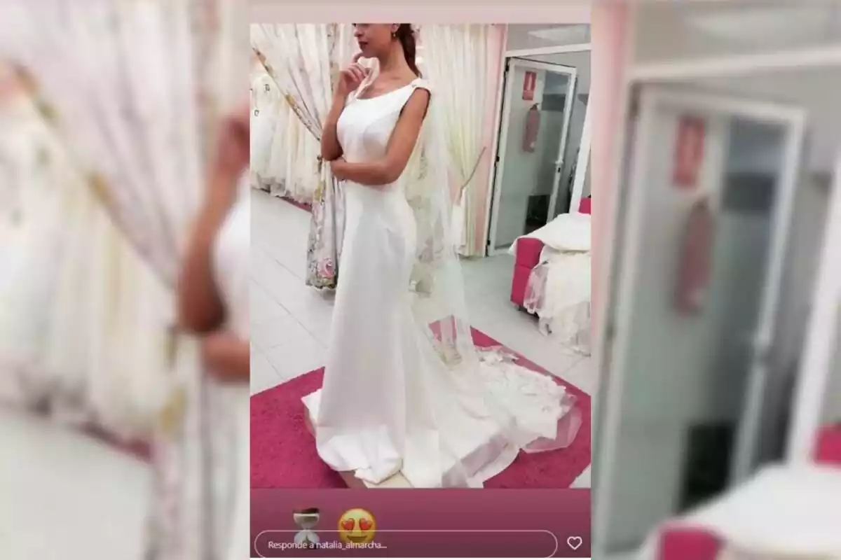 Instastory antiguo de Natalia Almarcha en una tienda de novias probándose un vestido blanco largo con un velo