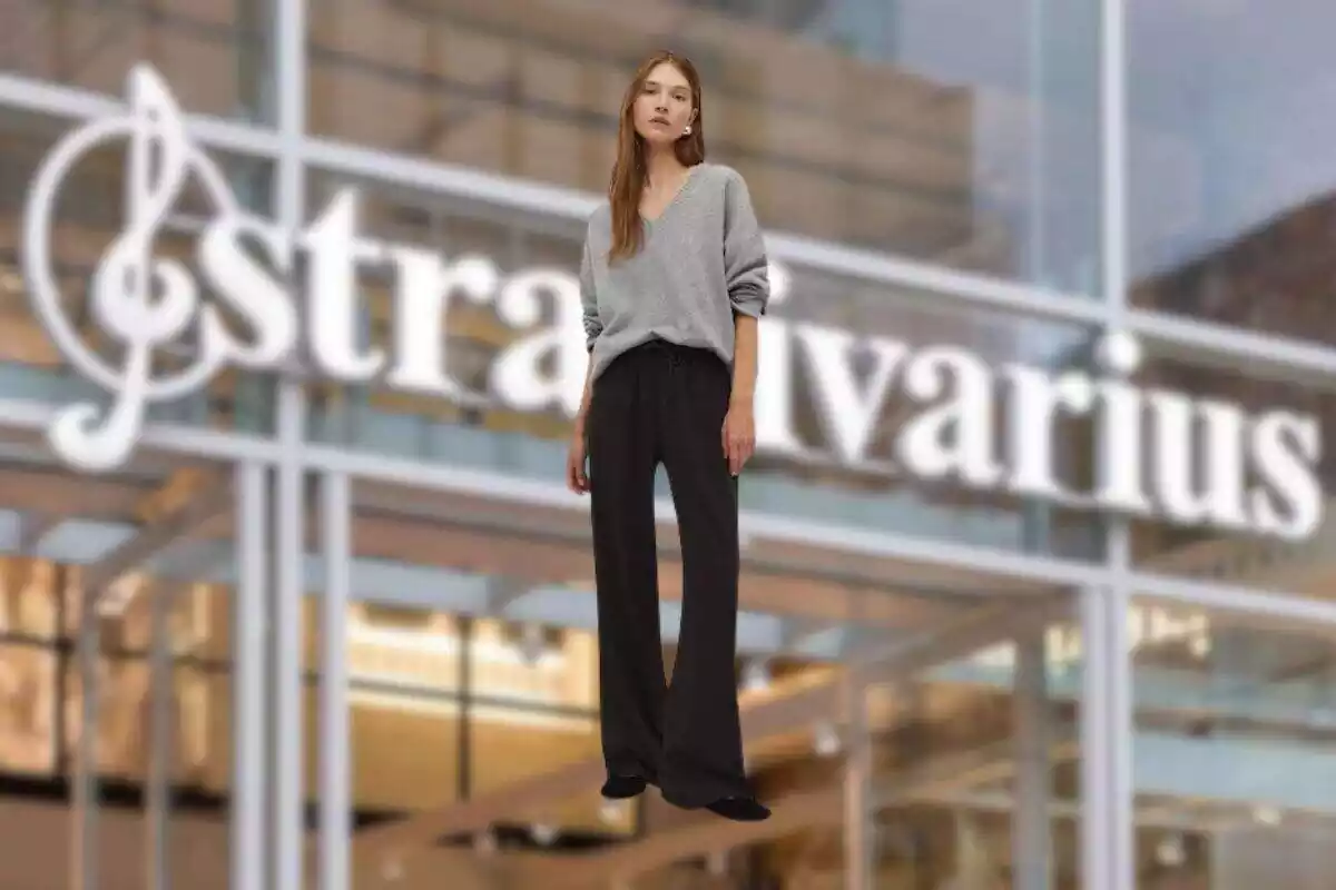 Foto fachada Stradivarius desenfocada y delante fotomontaje con foto de modelo de la firma con jersey gris de pico y pantalón negro Foto fachada Stradivarius desenfocada y delante fotomontaje con foto de modelo de la firma con jersey gris de pico y pantalón negro