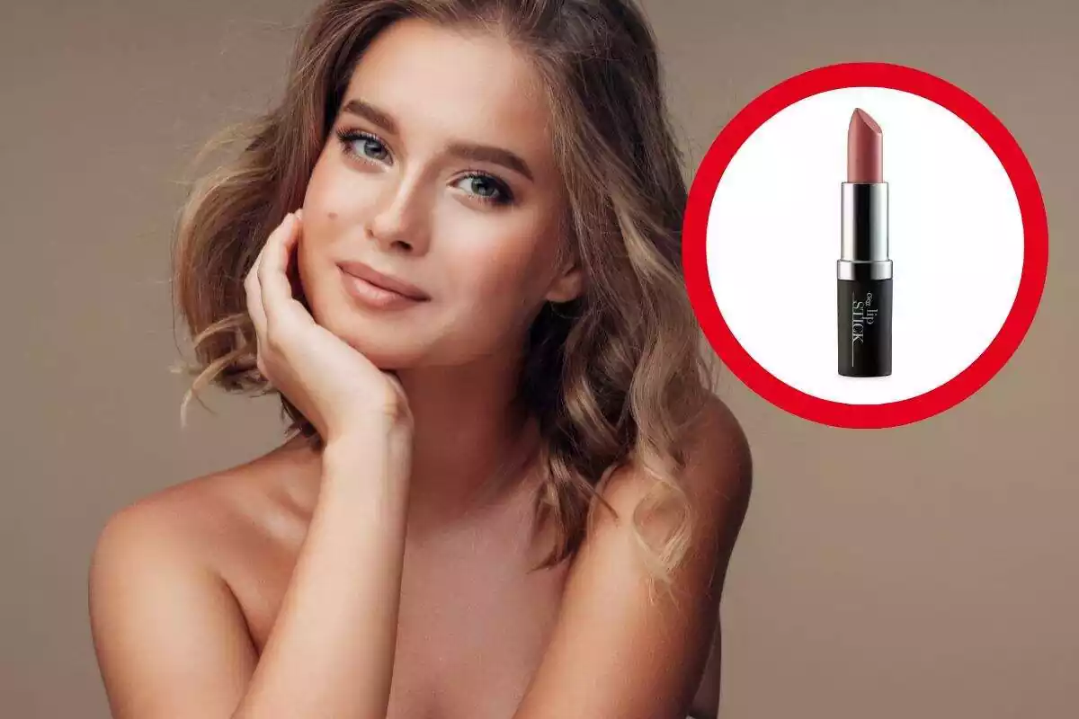 Foto de una mujer de medio cuerpo sin ropa. Sonríe y apoya su mano en el rostro maquillado. A la derecha círculo rojo con una foto de un labial de Lidl Foto de una mujer de medio cuerpo sin ropa. Sonríe y apoya su mano en el rostro maquillado. A la derecha círculo rojo con una foto de un labial de Lidl