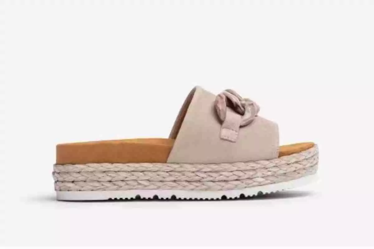 Sandalias tipo pala con un trenzado decorativo en la parte baja Sandalias tipo pala con un trenzado decorativo en la parte baja