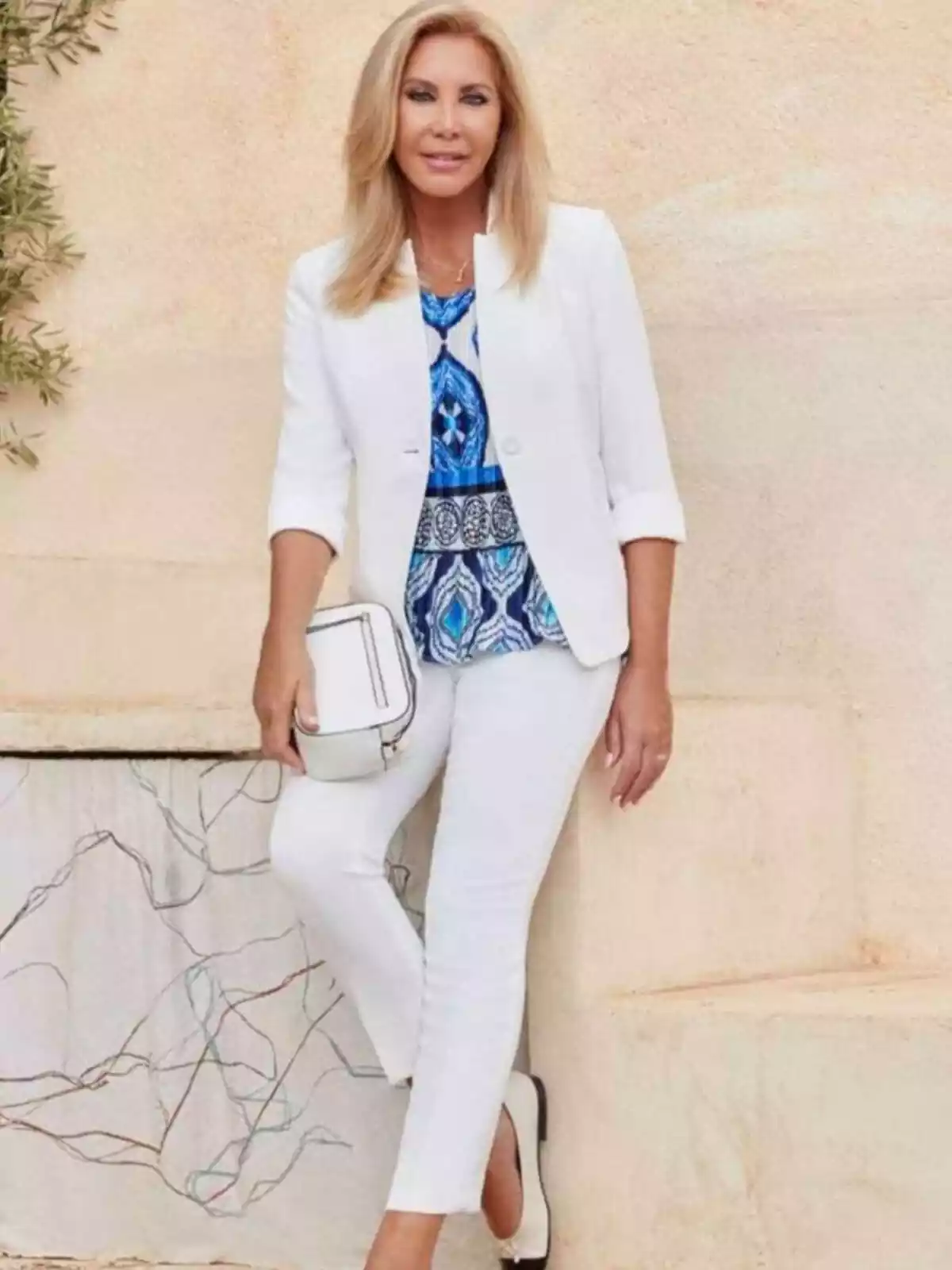 Foto de Norma Duval completa con un traje blanco Foto de Norma Duval completa con un traje blanco