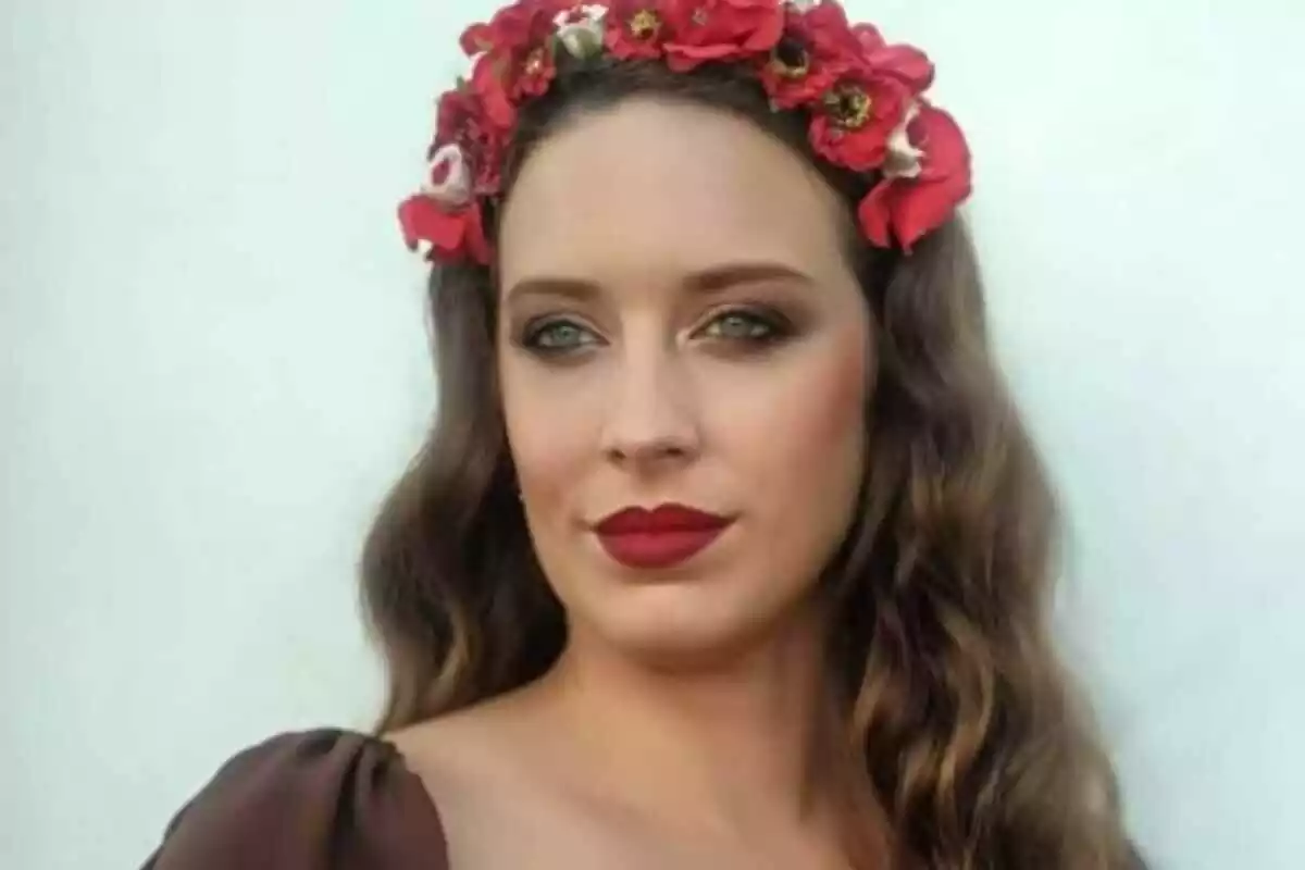 Mujer maquillada para boda en tonos marrón Mujer maquillada para boda en tonos marrón