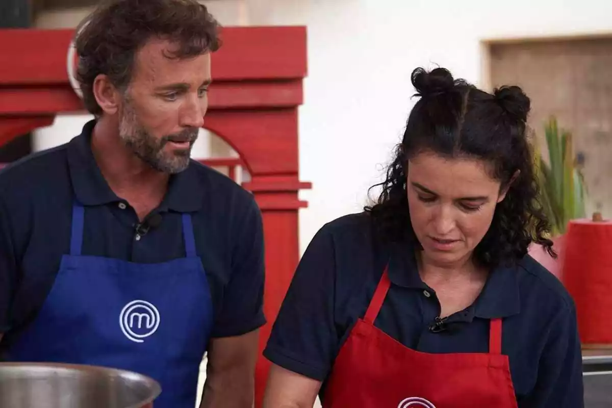Álvaro Muñoz Escassi y Blanca Romero cocinando en 'Masterchef'