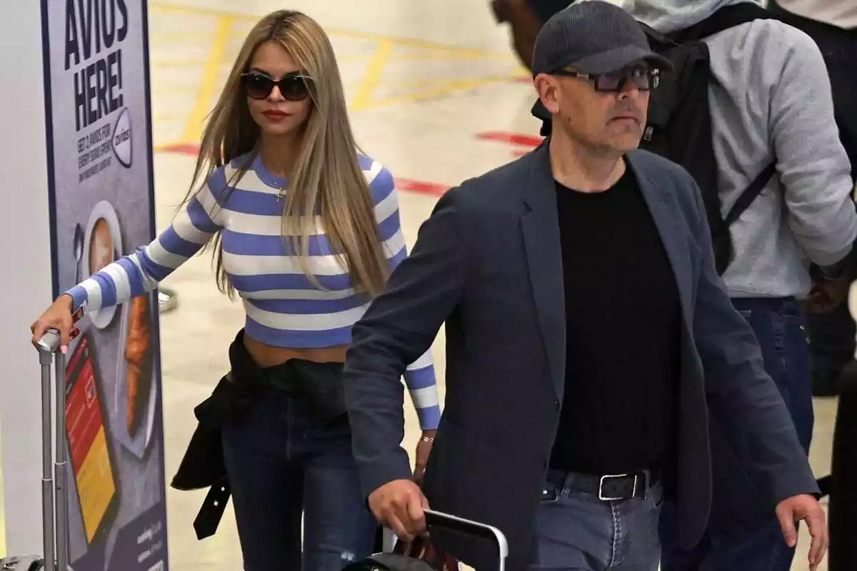 Natalia Almarcha y Risto Mejide en el aeropuerto con sus maletas