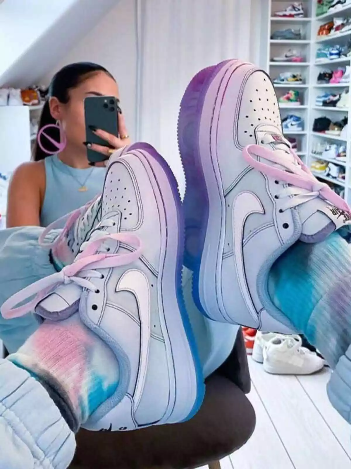 Mujer haciéndose selfie posando con sus zapatillas Nike Air Force Mujer haciéndose selfie posando con sus zapatillas Nike Air Force