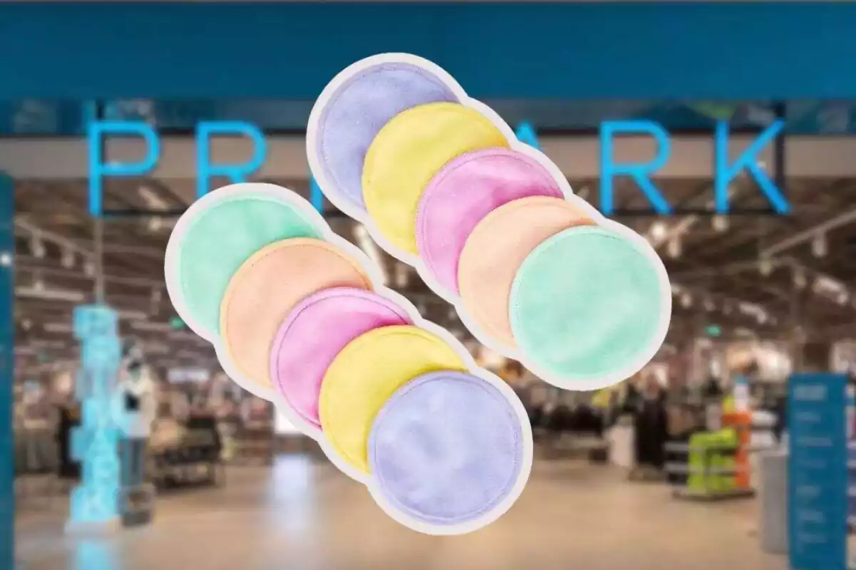Fotomontaje de una tienda Primark desenfocada y delante foto de los discos desmaquillantes reutilizables de esta tienda en colores. Se ven dos tiras de 5 discos cada una Fotomontaje de una tienda Primark desenfocada y delante foto de los discos desmaquillantes reutilizables de esta tienda en colores. Se ven dos tiras de 5 discos cada una