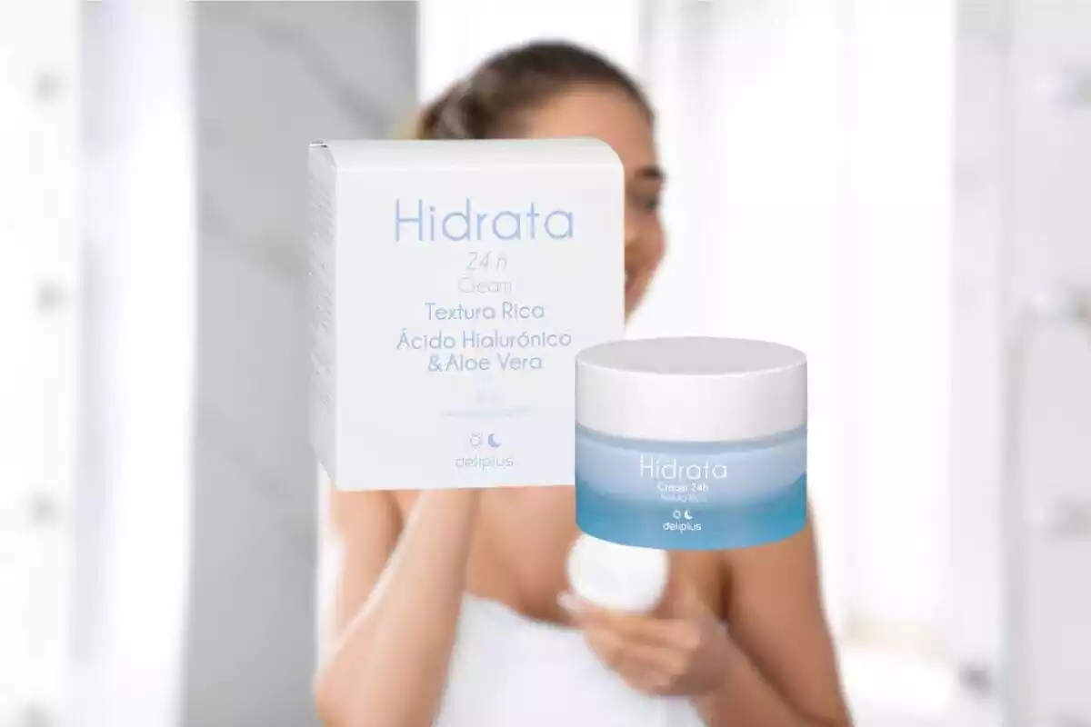 Foto de mujer que se hidrata la piel pero está desenfocada. Delante aparece la crema Hidrata 24 horas de Mercadona Foto de mujer que se hidrata la piel pero está desenfocada. Delante aparece la crema Hidrata 24 horas de Mercadona
