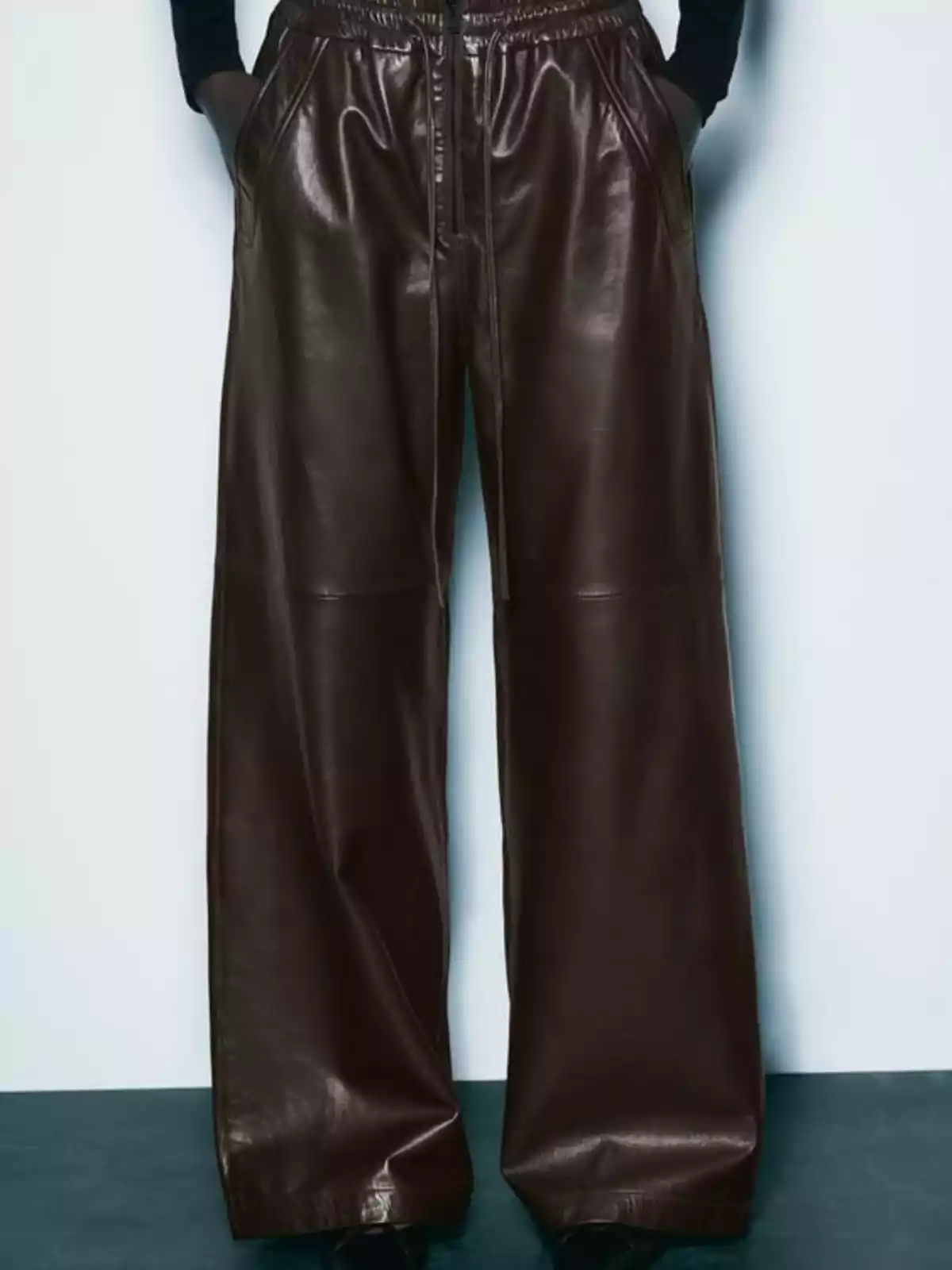 pantalones jogger de piel, con cremallera, de zara pantalones jogger de piel, con cremallera, de zara