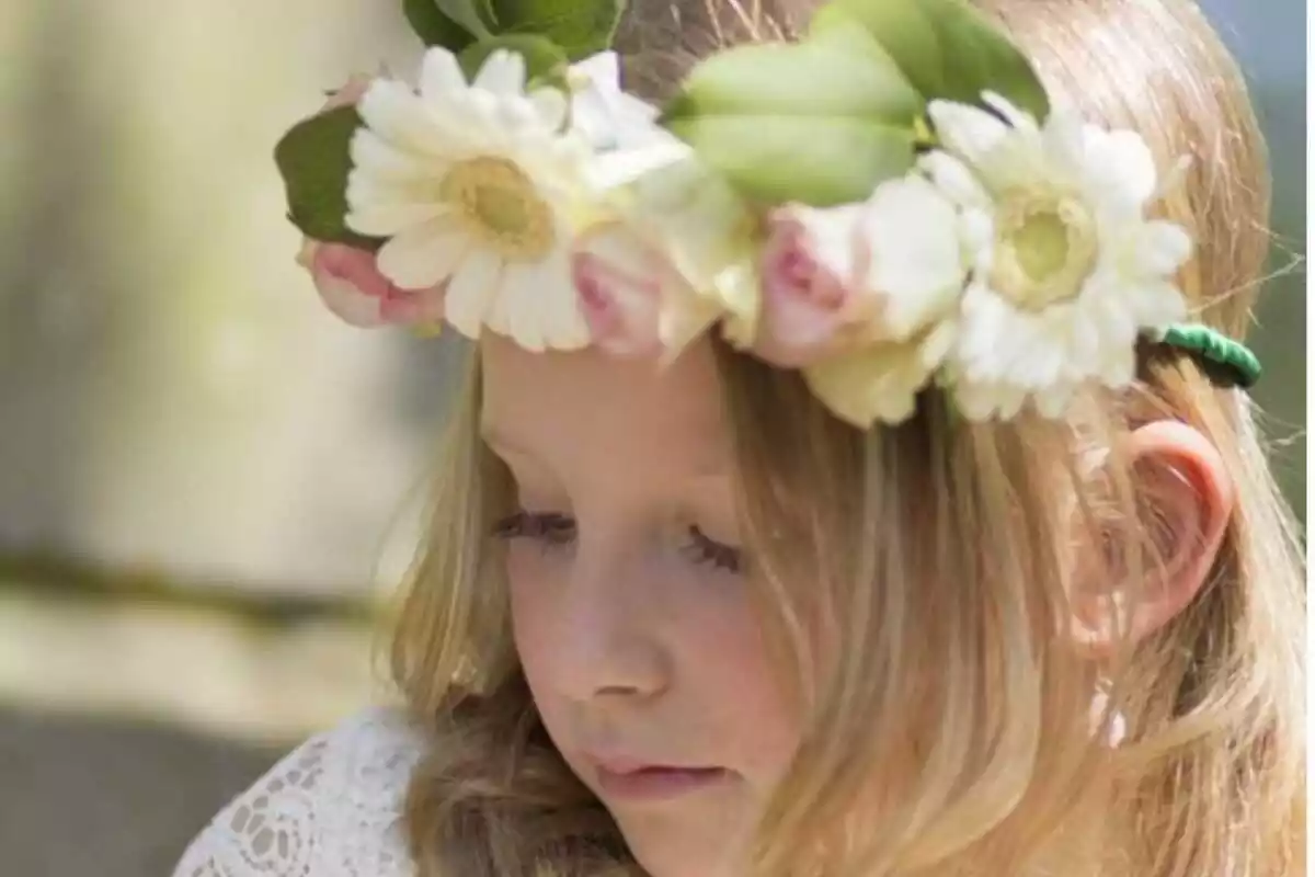 Niña con peinado de comunión de diadema de flores y melena suelta Niña con peinado de comunión de diadema de flores y melena suelta