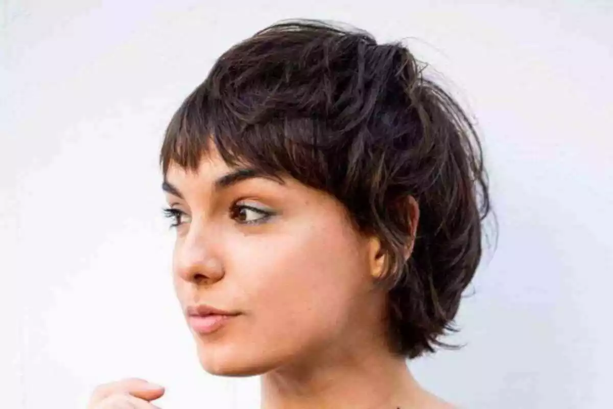 Mujer con pelo corto y cara redonda Mujer con pelo corto y cara redonda