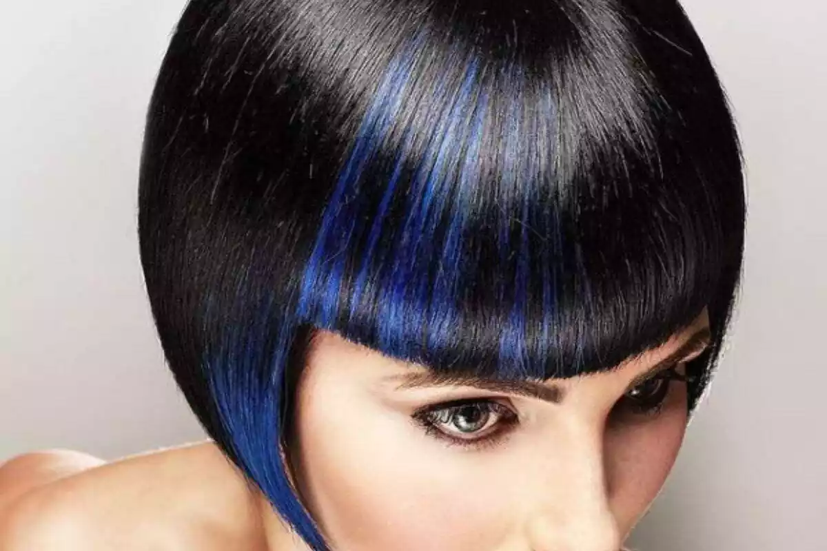 Mujer morena con mechas azules y pelo corto con flequillo Mujer morena con mechas azules y pelo corto con flequillo