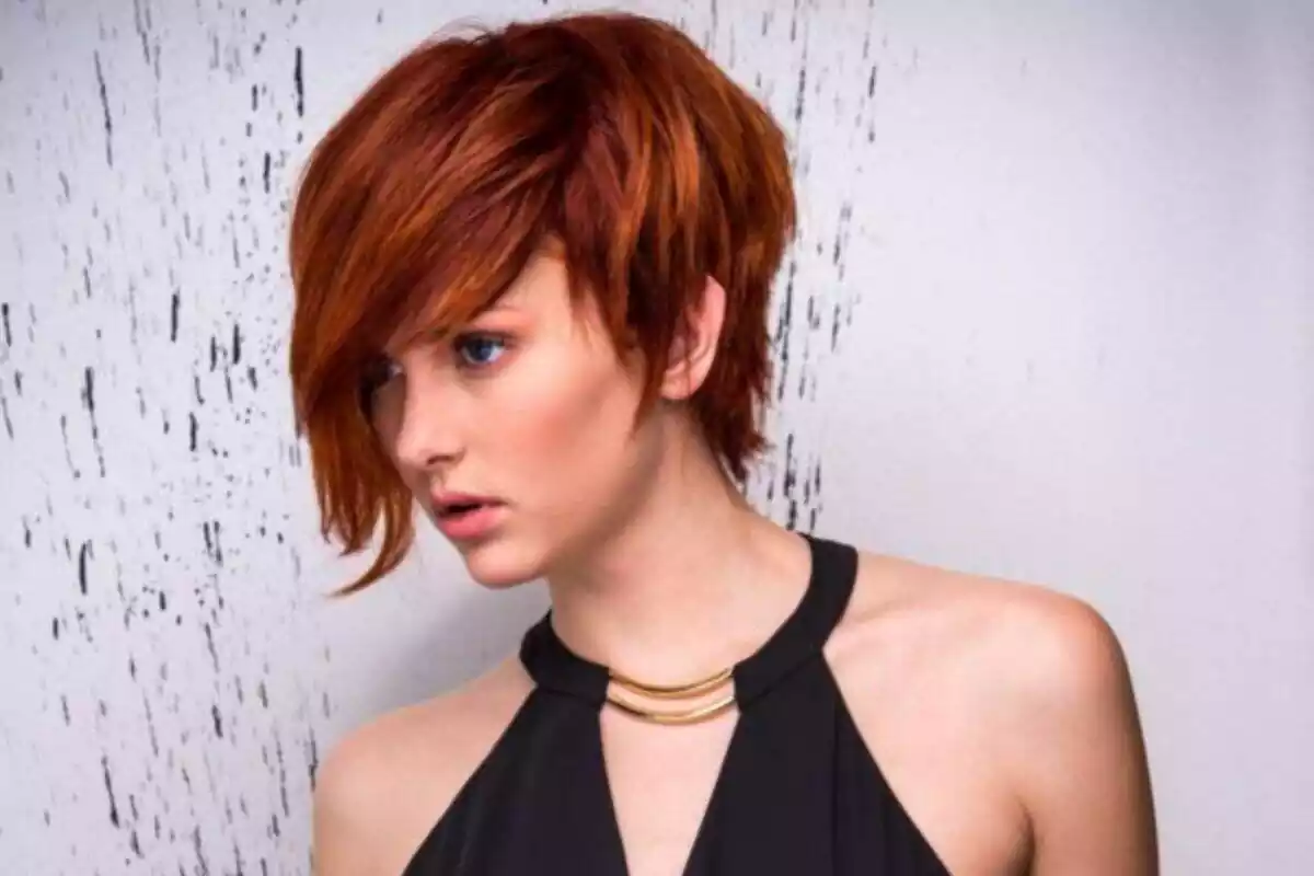 Mujer con pelo corto y flequillo largo Mujer con pelo corto y flequillo largo