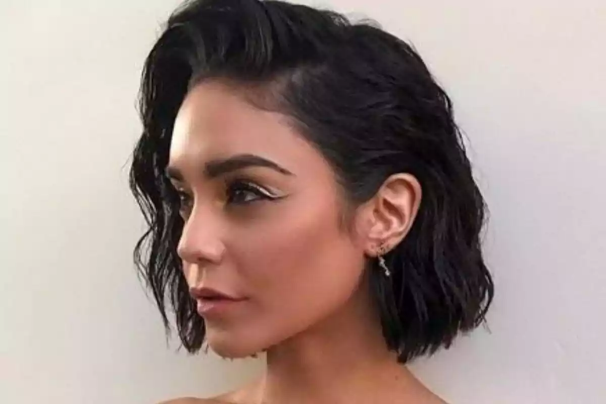 Mujer con pelo corto ondulado Mujer con pelo corto ondulado