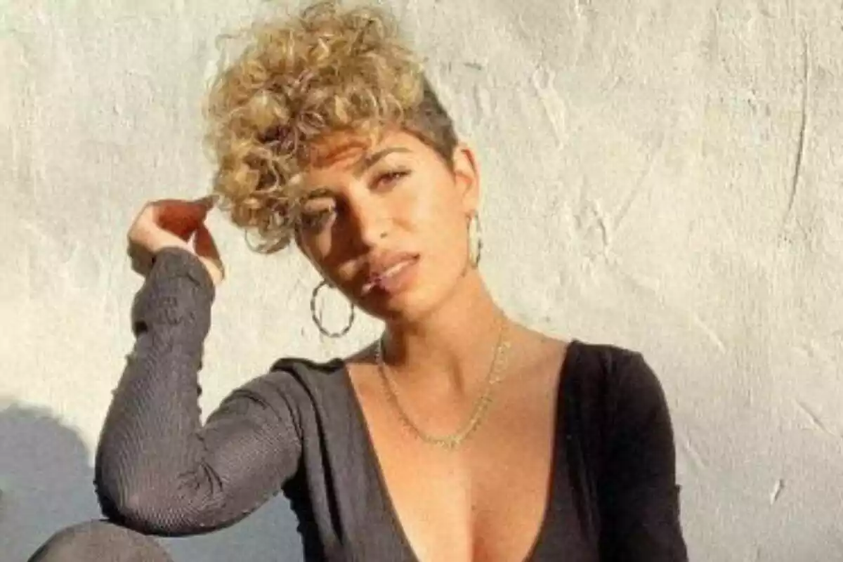 Mujer con pelo liso por detrás y rizado por delante Mujer con pelo liso por detrás y rizado por delante