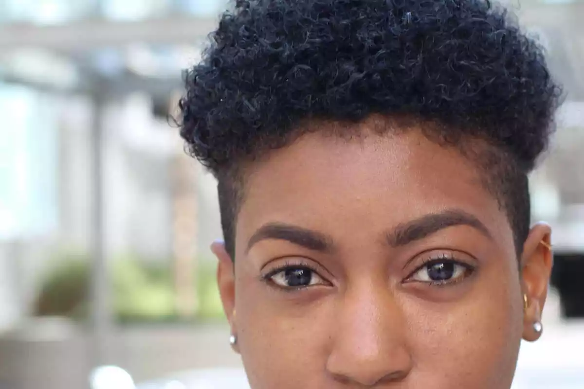 mujer pelo pixie rizado mujer pelo pixie rizado