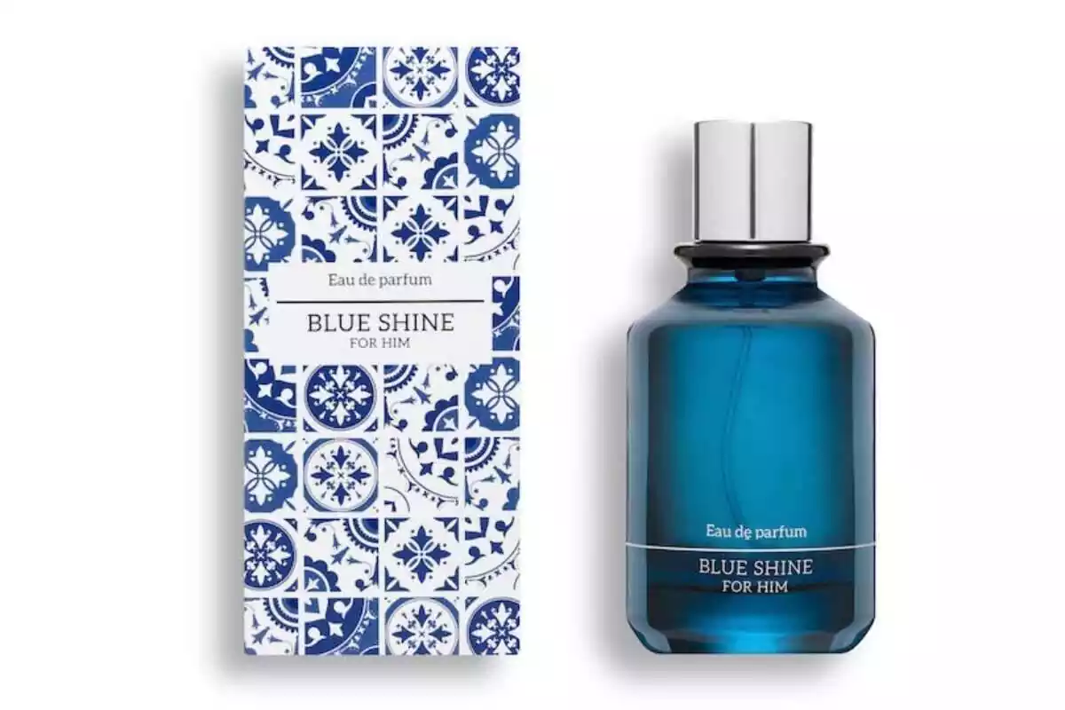 Foto perfume de Mercadona Blue Shine con botella azul transparente y caja en color blanco y azul Foto perfume de Mercadona Blue Shine con botella azul transparente y caja en color blanco y azul