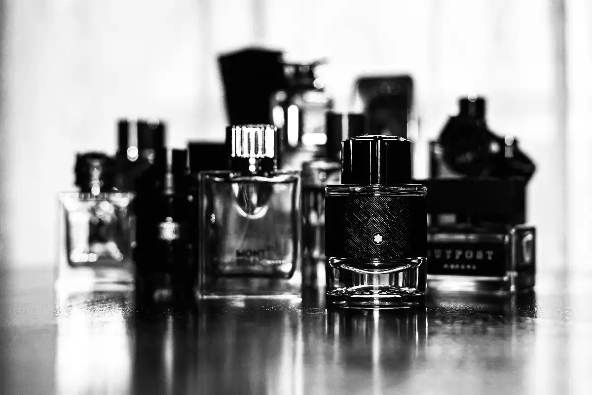 Una fotografía en blanco y negro que muestra diferentes frascos de perfume