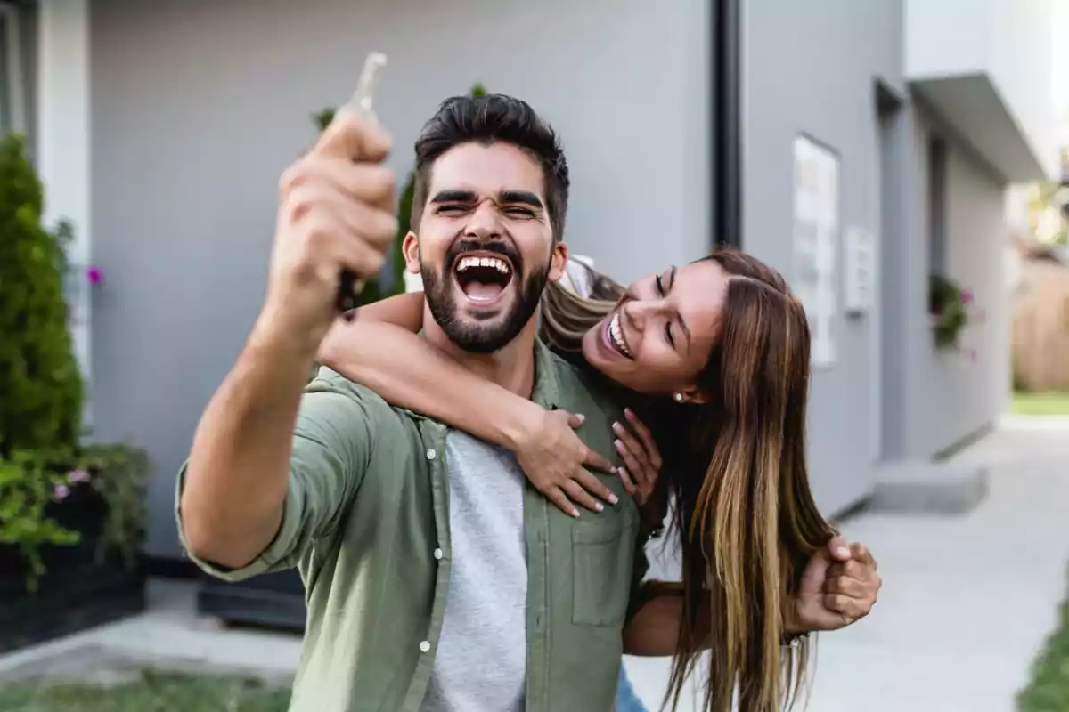 pareja celebra la compra de un piso propio pareja celebra la compra de un piso propio