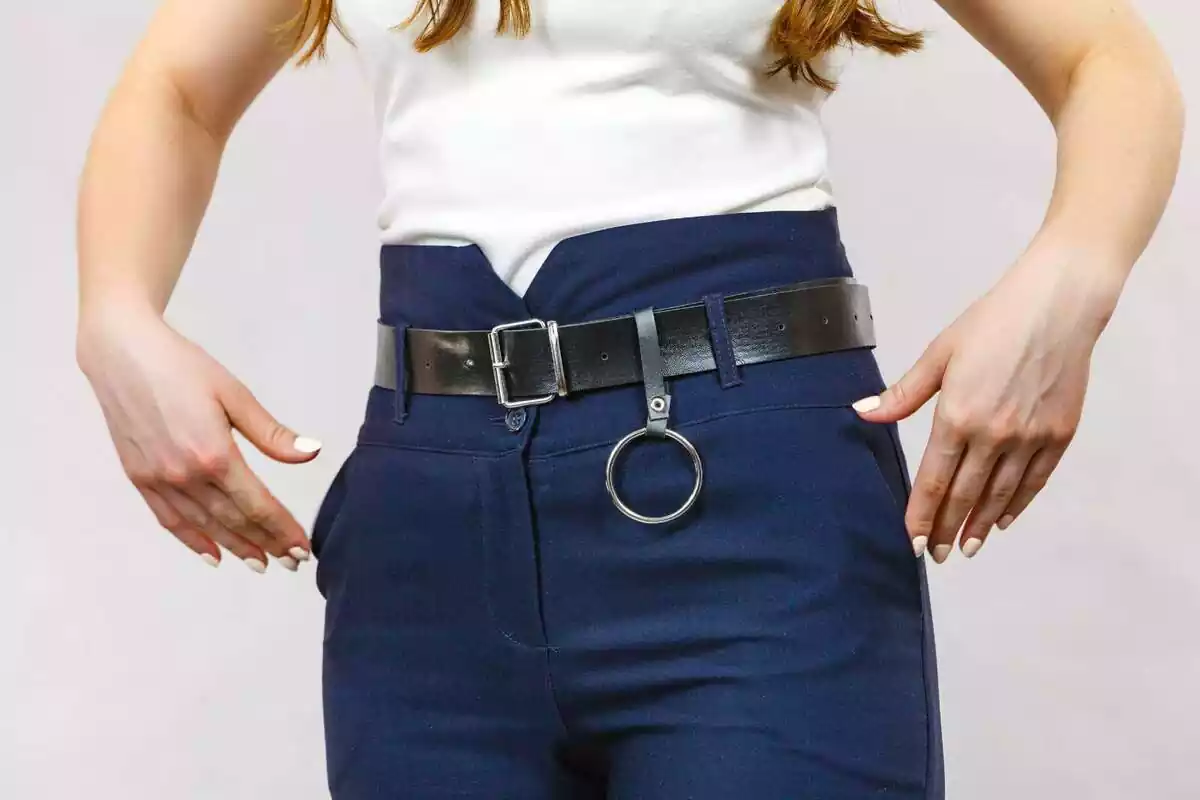 mujer con pantalones altos mujer con pantalones altos