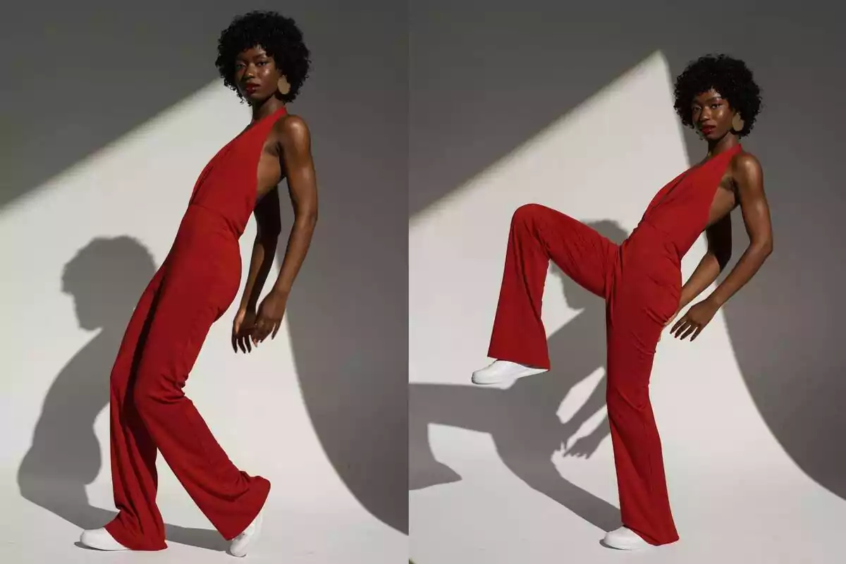mujer posa con un traje rojo mujer posa con un traje rojo