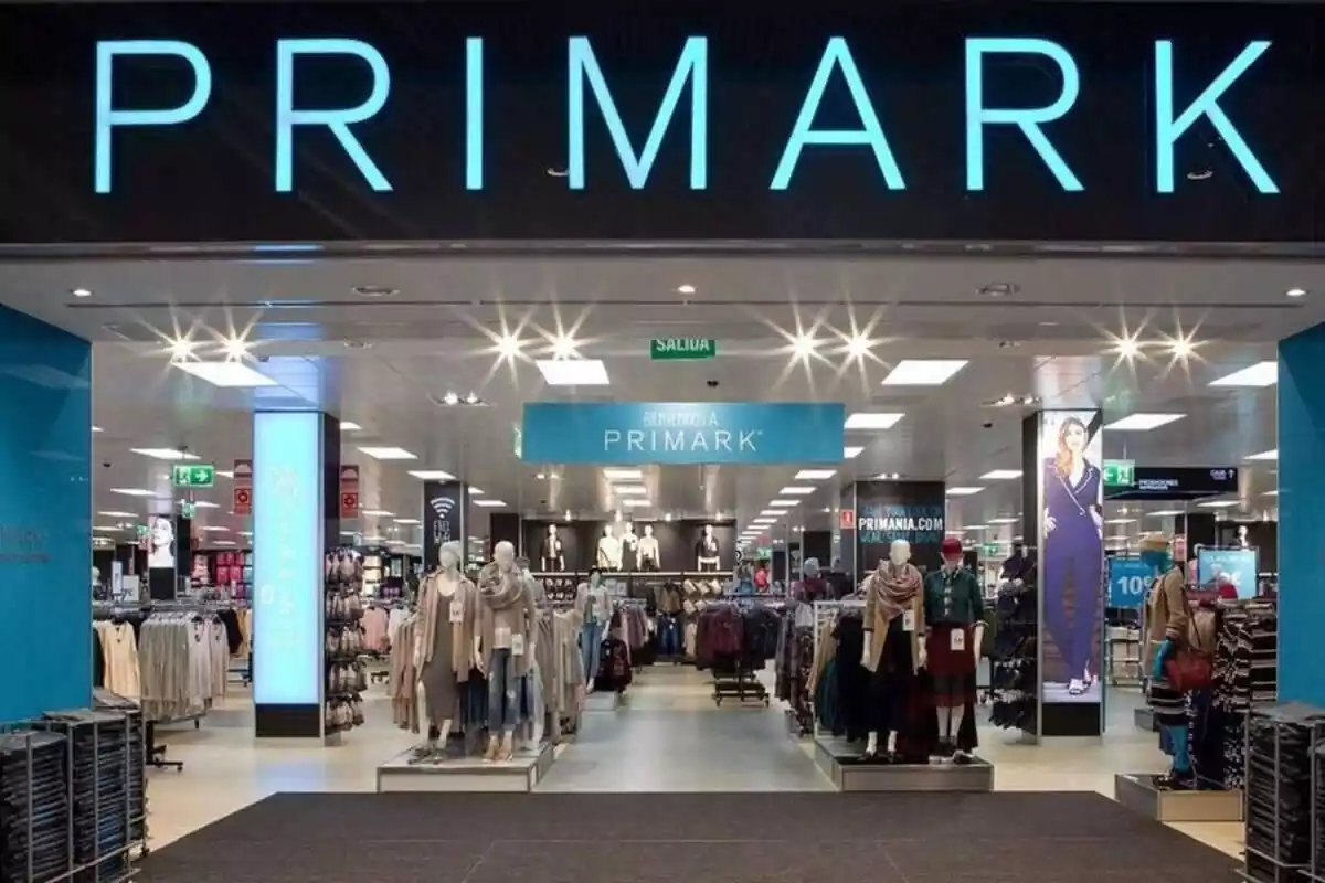 Panorámica de la moda expuesta en tienda Primark