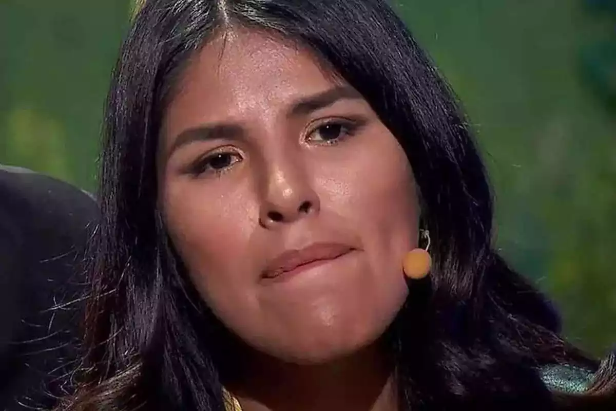 Primer plano de Isa Pantoja triste con los ojos llorosos en 'La casa fuerte' de Telecinco
