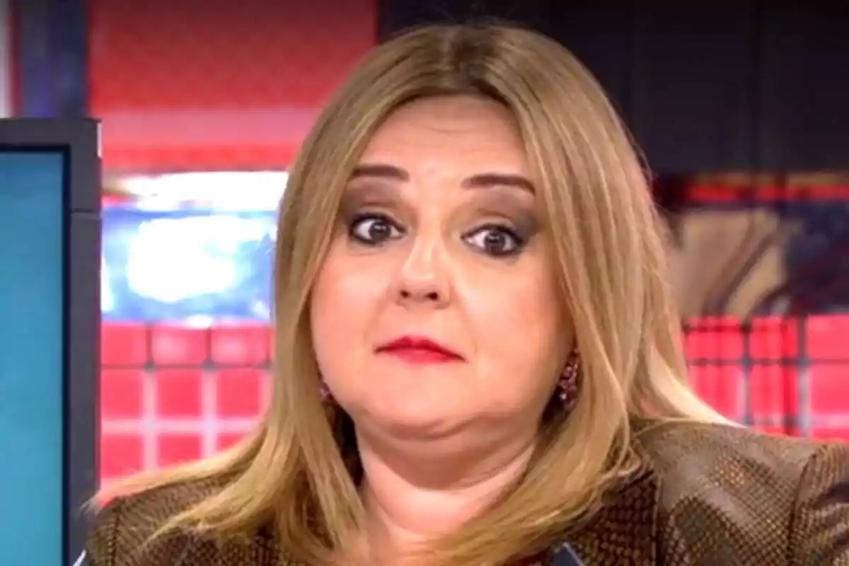Primer plano de Pilar Vidal con rostro serio en 'Sálvame Deluxe'