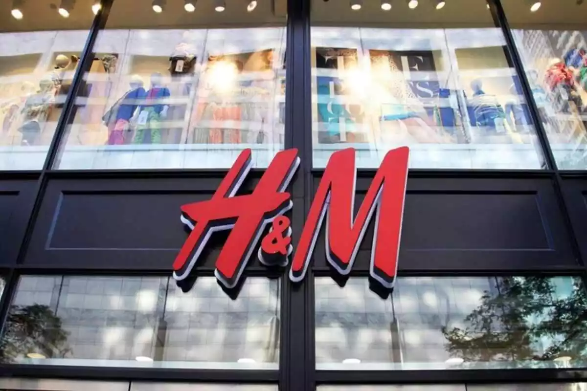 Foto de una fachada llena de cristales con el logo de H&M en rojo en el centro Foto de una fachada llena de cristales con el logo de H&M en rojo en el centro