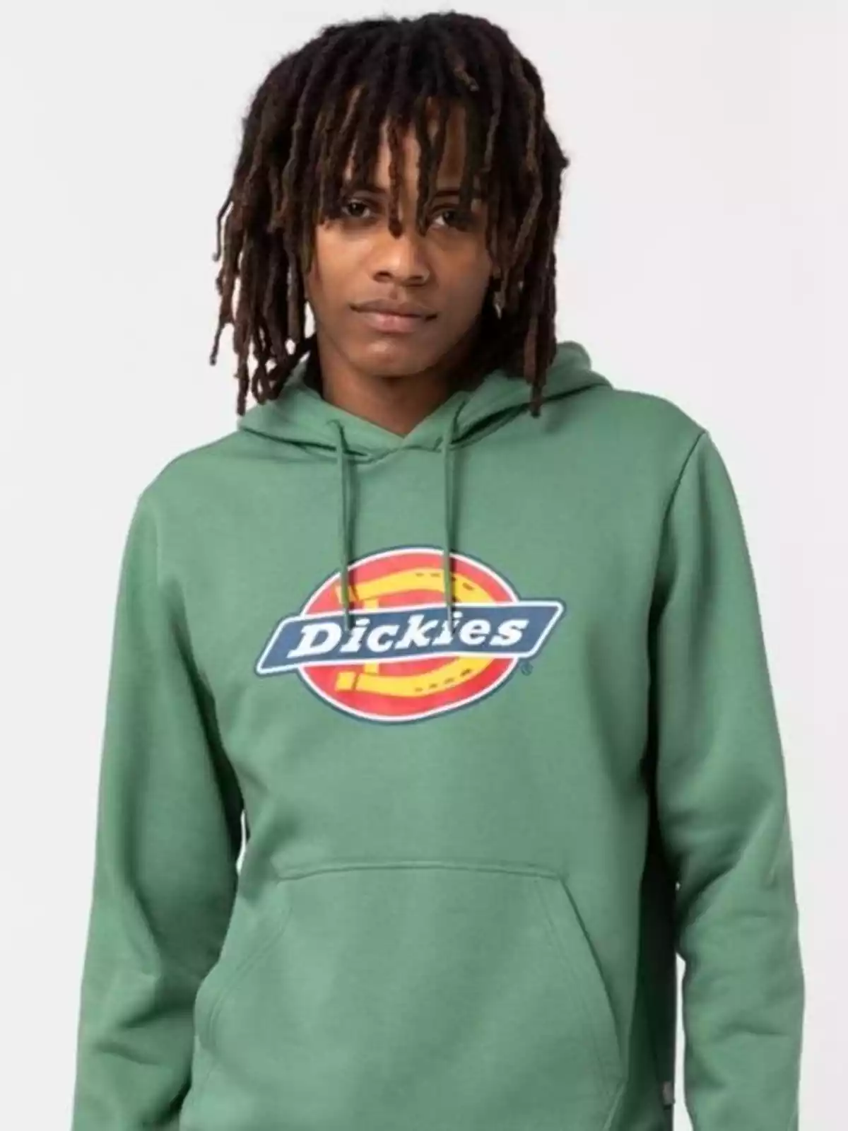 Hombre con sudadera de color verde claro de la marca Dickies Hombre con sudadera de color verde claro de la marca Dickies